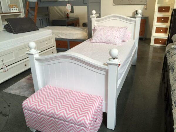 Country Hill Round Top Poster Bed