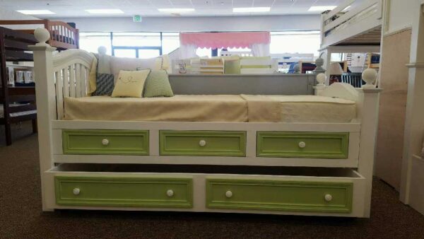 Country Hill Poster Bed w/ Storage and Trundle - Image 2