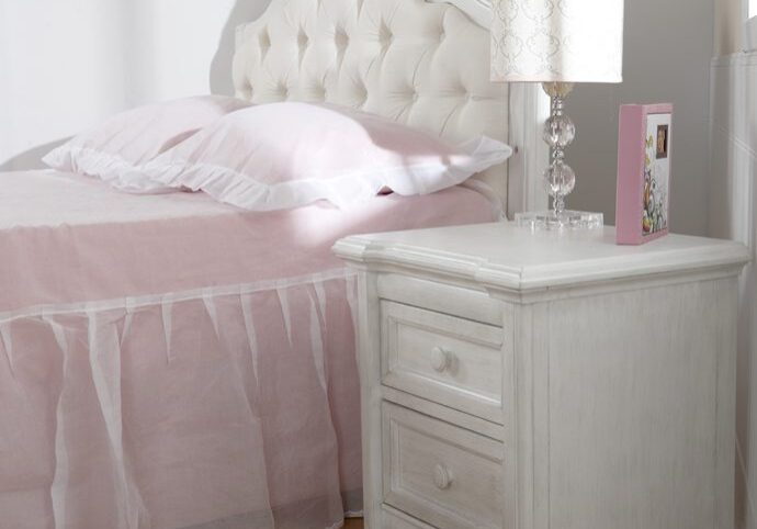 Cristallo-Nightstand-in-Vintage-White