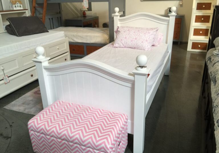 country-hill-round-top-poster-bed-768x576